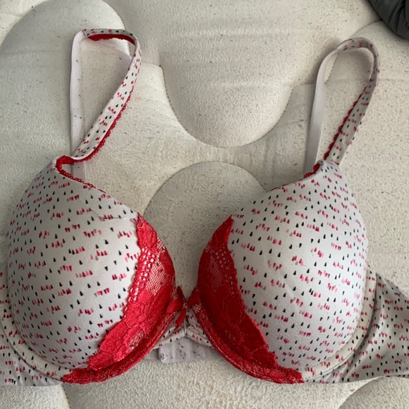 Victoria secret bra. Body perfect fit line. Lace detail. - Picture 1 of 3